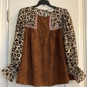 Entro size small leopard print fall top! Stunning